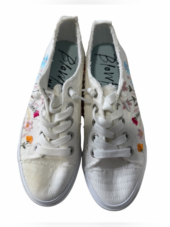 Blowfish Shoes - Blowfish White Canvas Sneakers with Floral Embroidery Size 8 cottagecore Beach